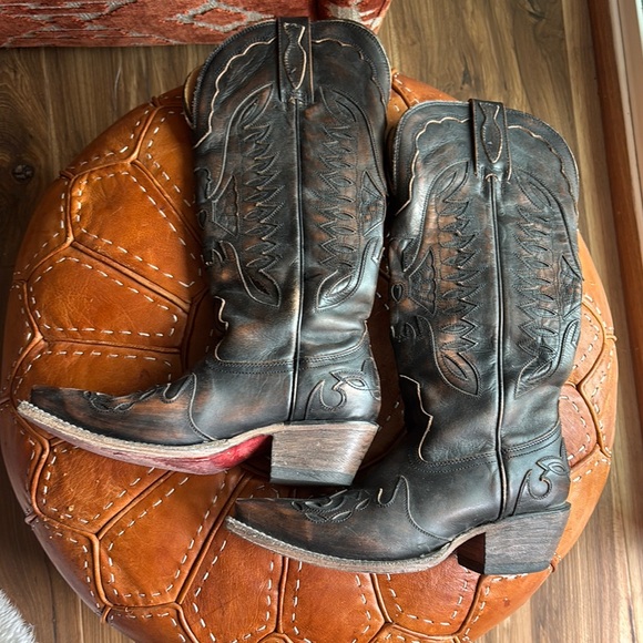 free bird Shoes - Stylish Brown Heeled Boots